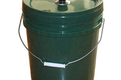 8 plastic bucket with lids (1)